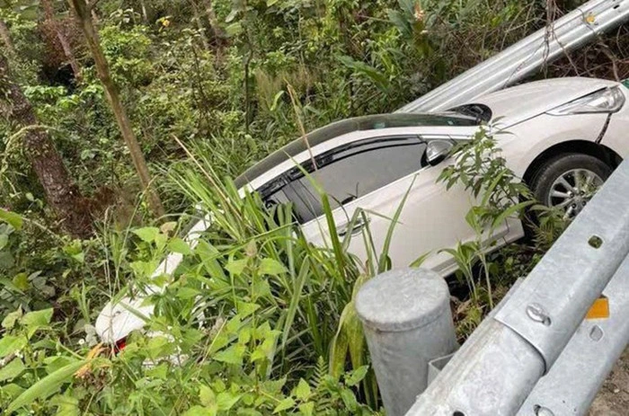 Ô tô lùi húc bay hộ lan tại km18 quốc lộ 2B, cách vị trí vụ tai nạn lật ô tô khách khoảng 1km. Ảnh: Hiếu Thành
