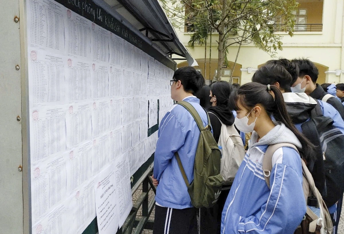 Học sinh xem kết quả thi khảo sát để điều chỉnh chiến lược ôn tập của mình.