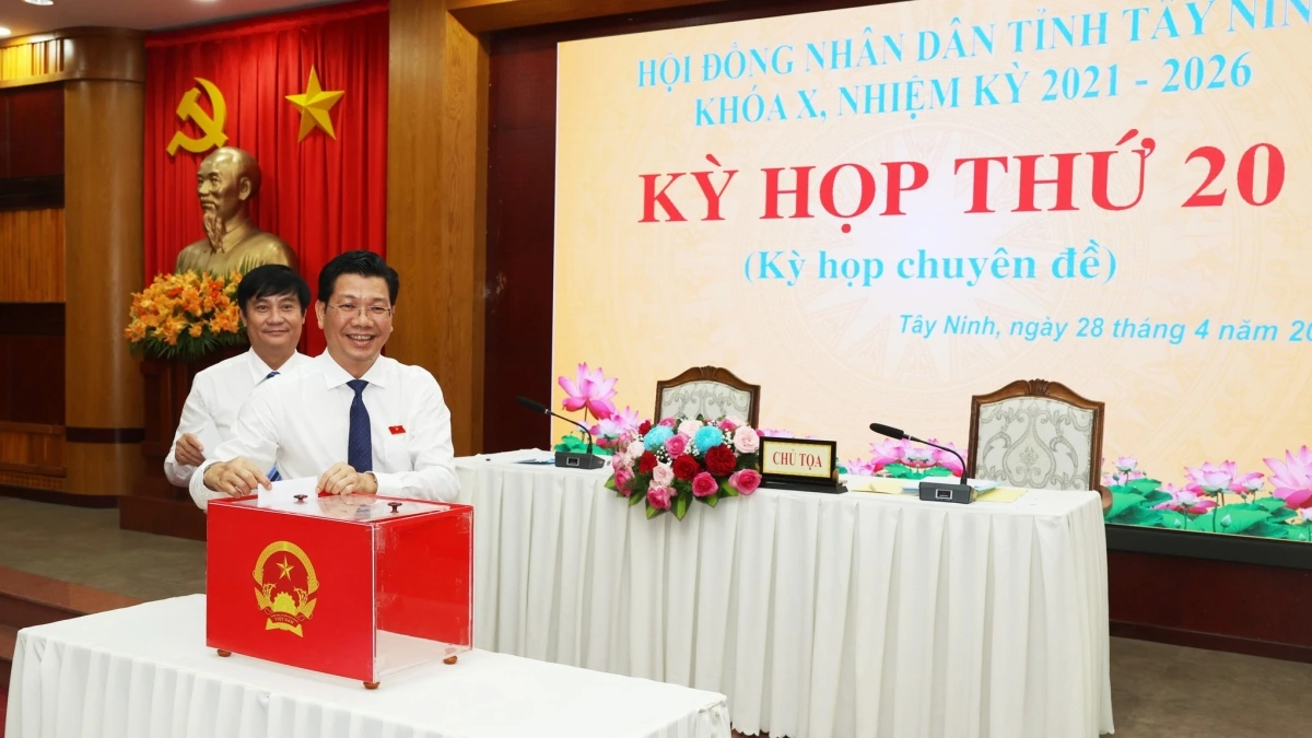 Đại biểu HĐND tỉnh Tây Ninh bỏ phiếu (ảnh T.T)
