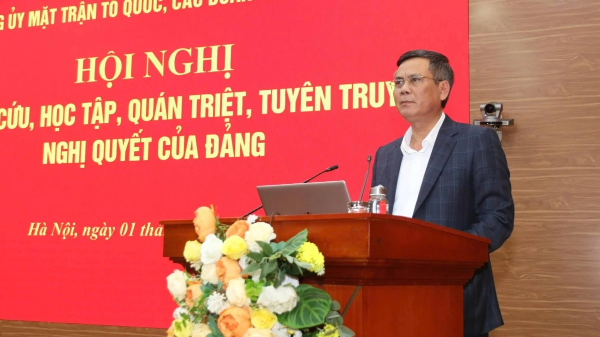 Ông Trần Thắng, Phó Bí thư Đảng ủy MTTQ, các đoàn thể Trung ương phát biểu tại hội nghị
