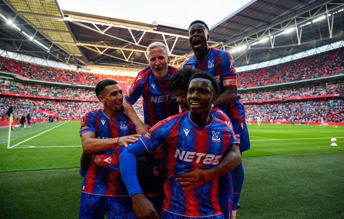 Các cầu thủ Crystal Palace ăn mừng chiến thắng. (Ảnh: Getty).