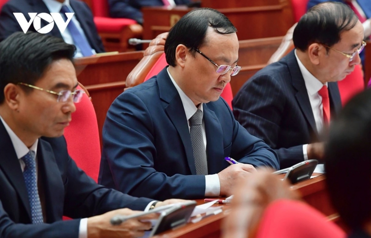 Voice of Vietnam (VOV) President Do Tien Sy (C) alongside many leaders attend the event.