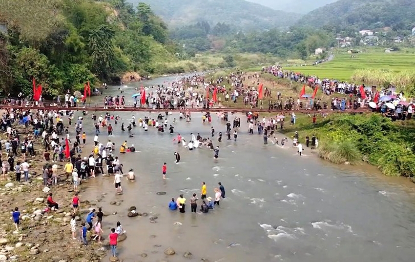 People join the Water-splashing Festival in Phong Tho district, Lai Chau province. (Photo: VOV)