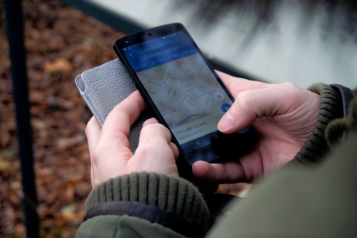 Vợ tôi luôn xóa hết tin nhắn ngoại tình nhưng quên xóa lịch sử tìm kiếm trên Google Maps. (Ảnh minh họa: Freepik)