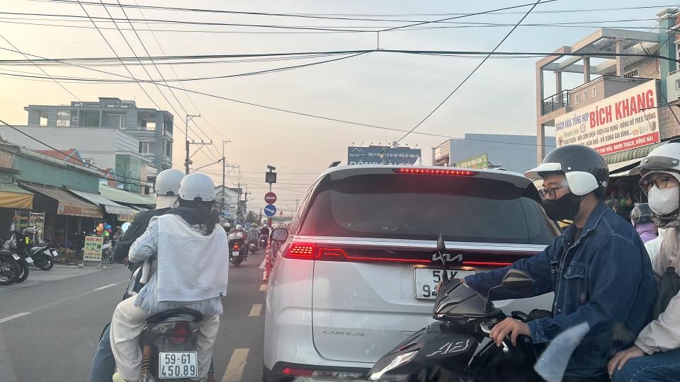 Đường ra phà Cát Lái từ Đồng Nai hướng về TP.HCM kẹt xe kéo dài (Ảnh: CTV)