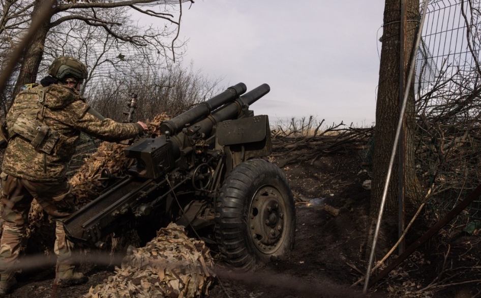 Binh sĩ Ukraine bắn lựu pháo M101 do Mỹ cung cấp. Ảnh: Getty Images/RT