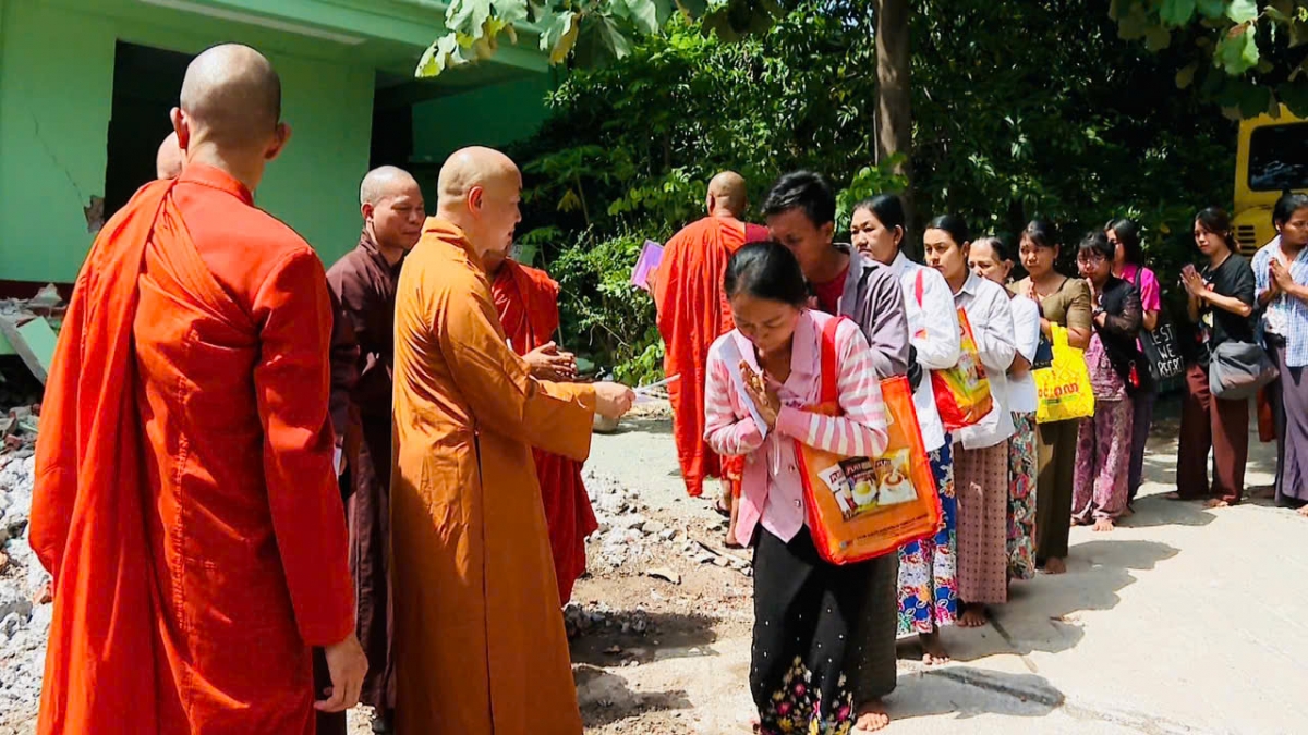 Thượng tọa Thích Thanh Huân trực tiếp trao tiền ủng hộ cho người dân vùng bị động đất