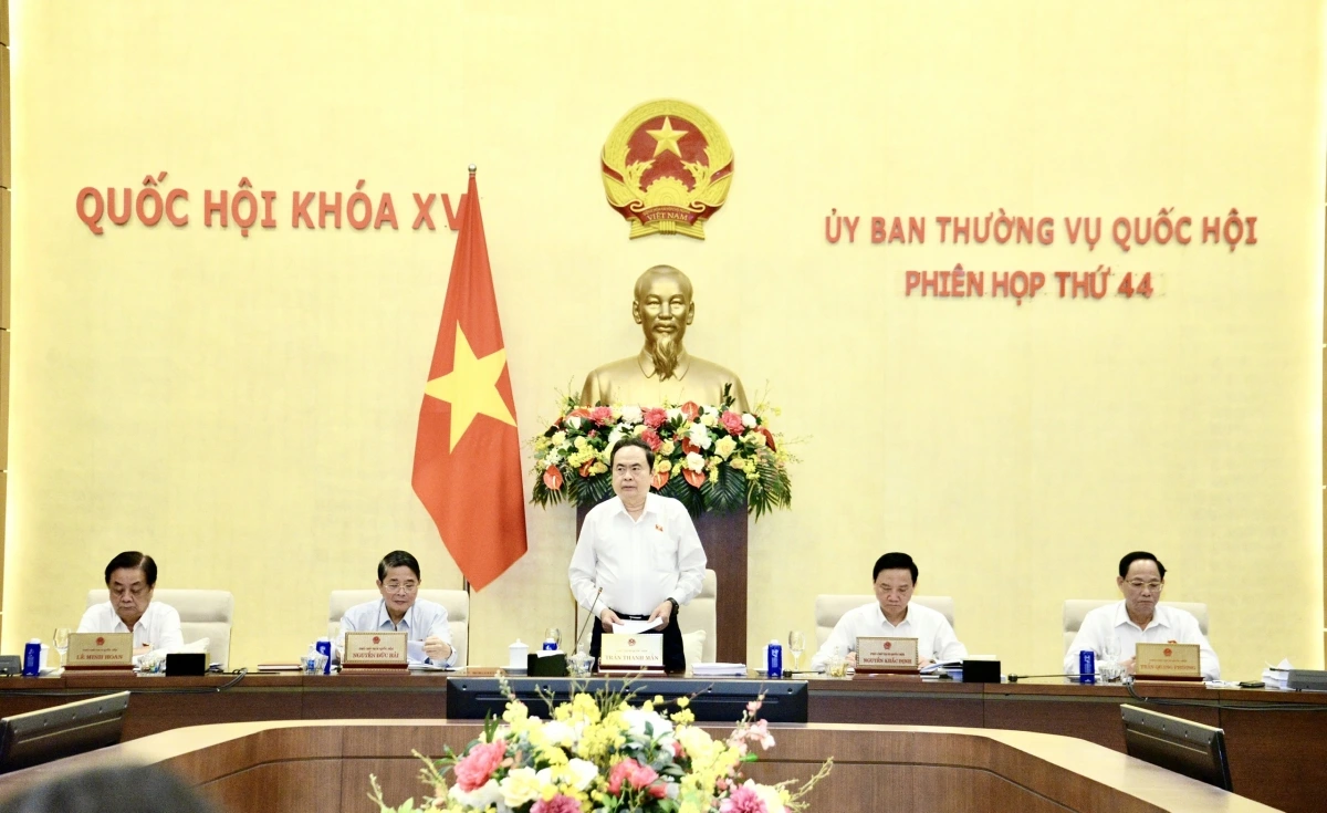 Theo Chủ tịch Quốc hội hiện nay, Chính phủ, Thủ tướng Chính phủ và các cơ quan liên quan đang rất nỗ lực triển khai các giải pháp trên tất cả các lĩnh vực để chủ động ứng phó với chính sách thuế quan của Mỹ với Việt Nam.