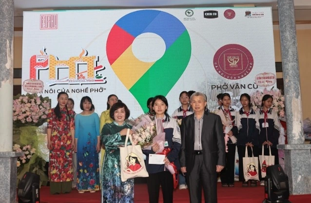 PGS.TS Trần Đáng - Chủ tịch Hiệp hội Nước mắm Việt Nam trao Giải đặc biệt “Cuộc thi viết về nghề phở” cho em Chu Thùy Trang với bài viết “Vân Cù – cái nôi của nghề nấu phở vang danh đất Thành Nam”.