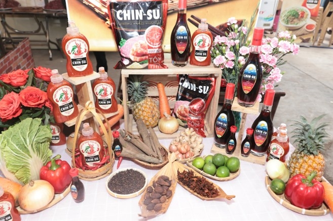Những gia vị góp phần làm nên hương phở trong đó có nước mắm và tương ớt Chin-su