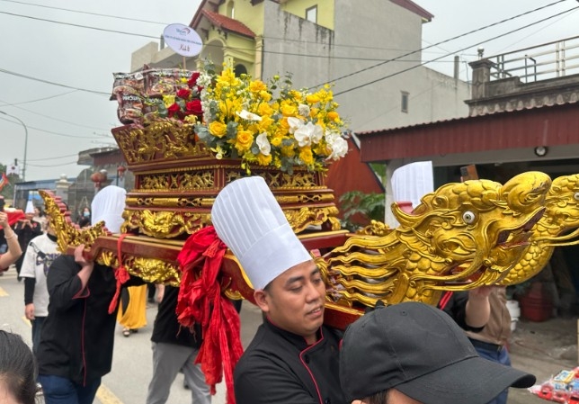 Ban Khánh tiết và Liên chi hội Phở Vân Cù chuẩn bị, mang theo các lễ vật phở trong lễ rước