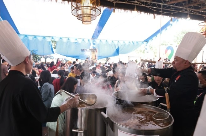 Các nghệ nhân của làng Vân Cù tỉ mỉ chuẩn bị từng bát phở, từ khâu tráng bánh thủ công, nước dùng ngọt thanh được hầm từ xương với những gia vị truyền thống từ quế, hồi, đặc biệt là nước mắm… để tạo nên những bát phở đậm đà, chuẩn vị.