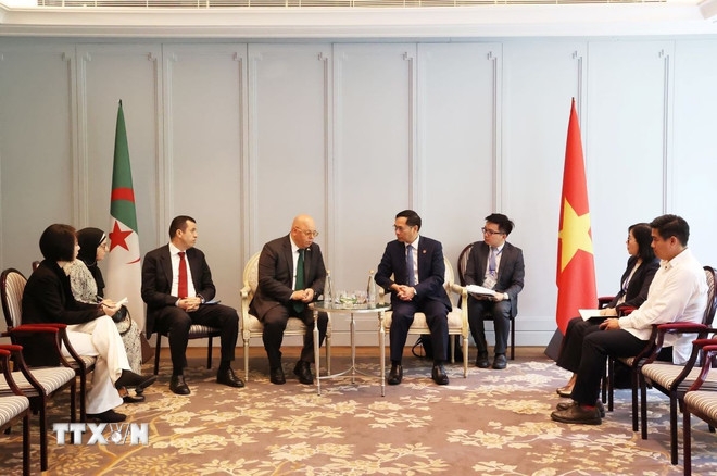 Phó Thủ tướng, Bộ trưởng Ngoại giao Bùi Thanh Sơn tiếp Bộ trưởng Cựu chiến binh và người có công Algeria Laid Rebiga. (Ảnh: TTXVN)