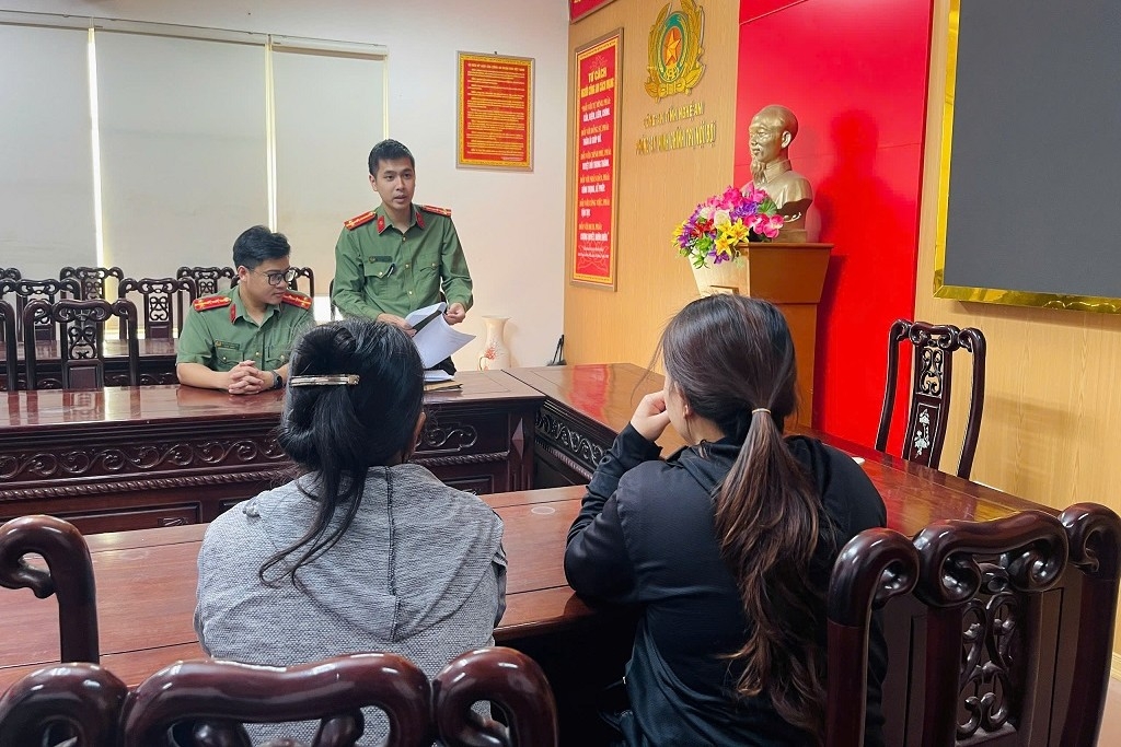 Phòng An ninh chính trị nội bộ Công an Nghệ An đọc quyết định xử phạt hành chính đối với 2 trường hợp đăng thông tin bắt cóc bịa đặt