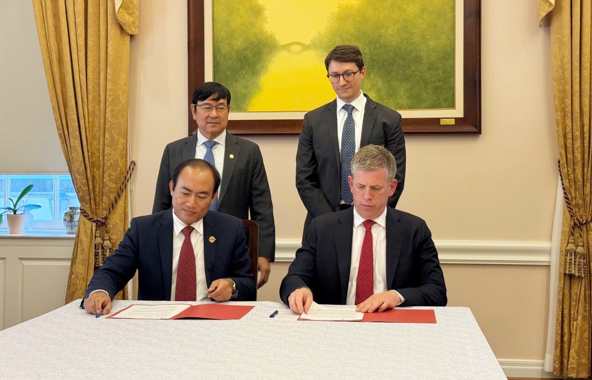 Phó Tổng giám đốc Vietjet Tô Việt Thắng (trái) và Tổng Giám đốc điều hành AV AirFinance Stephen Murphy (phải) ký kết thoả thuận hợp tác tổng trị giá 300 triệu USD phát triển đội bay