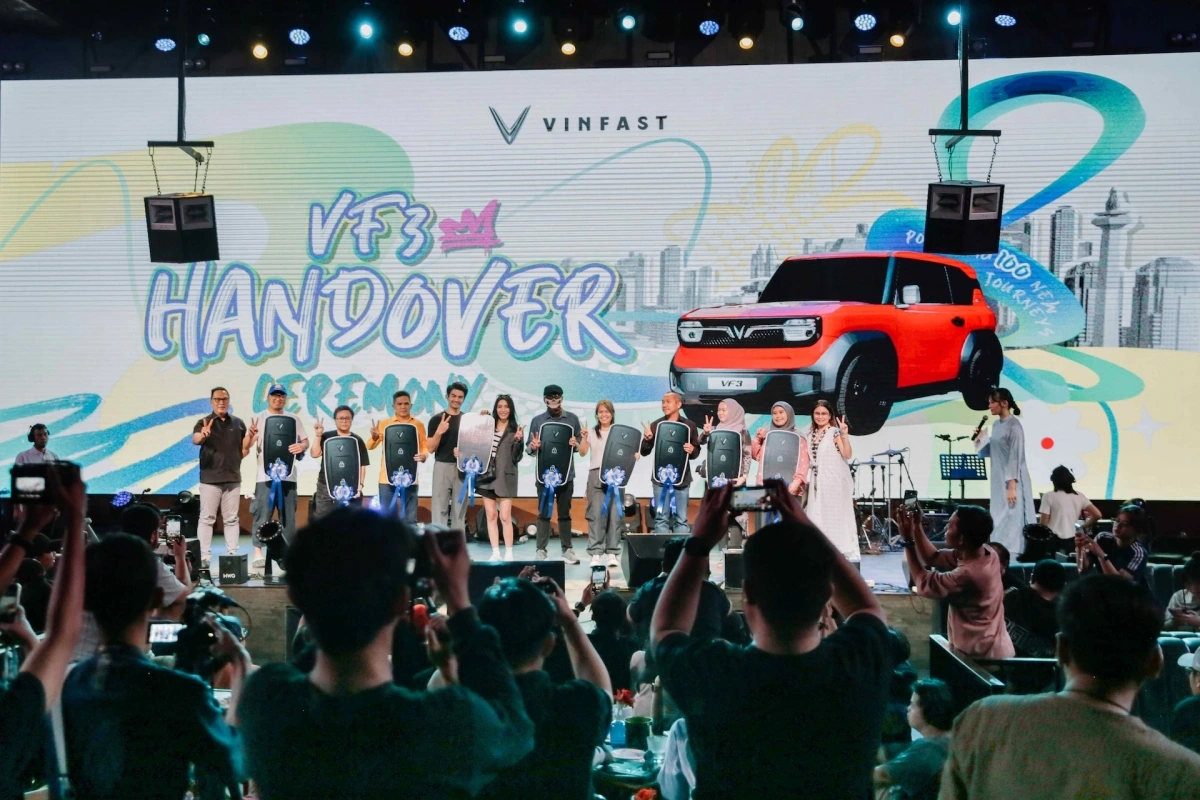 Những khách hàng nhận xe VF 3 tại Motomobi News Karnaval.