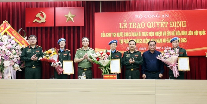 Các đại biểu chúc mừng 3 sĩ quan Tổ công tác số 5 lên đường làm nhiệm vụ quốc tế.