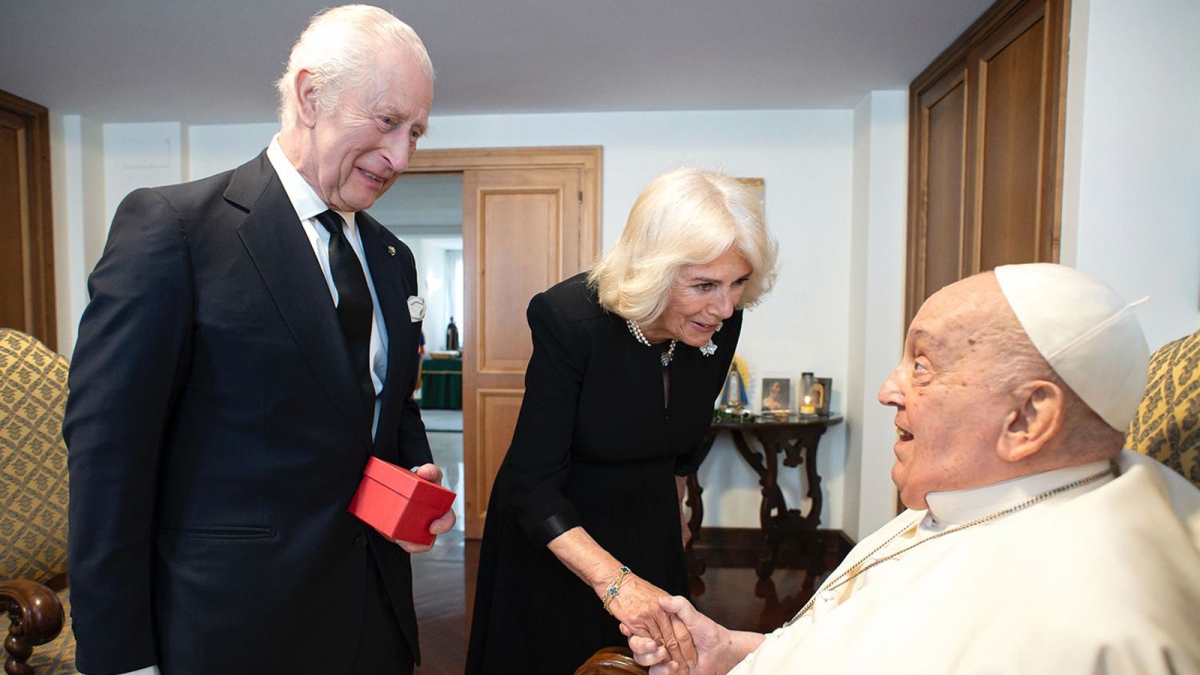 Vua Charles III và Hoàng hậu Camilla  diện kiến Giáo hoàng ngày 9/4/2025 tại Vatican. Ảnh: Vatican/Getty