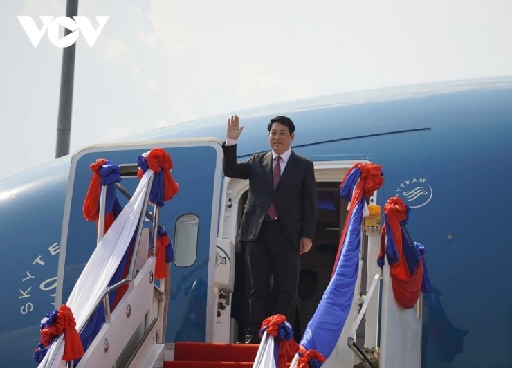 State President Luong Cuong and his high-ranking Vietnamese delegation land at Wattay International Airport in Vientiane on April 24 afternoon.