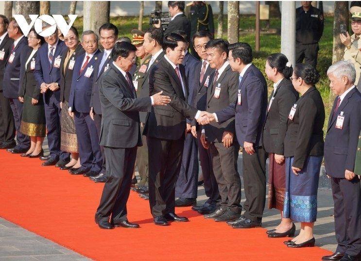General Secretary and President of Laos, Thongloun Sisoulith, and President Luong Cuong introduce delegates from both sides.