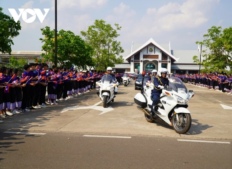 The Vietnamese delegation receives a warm welcome in Laos