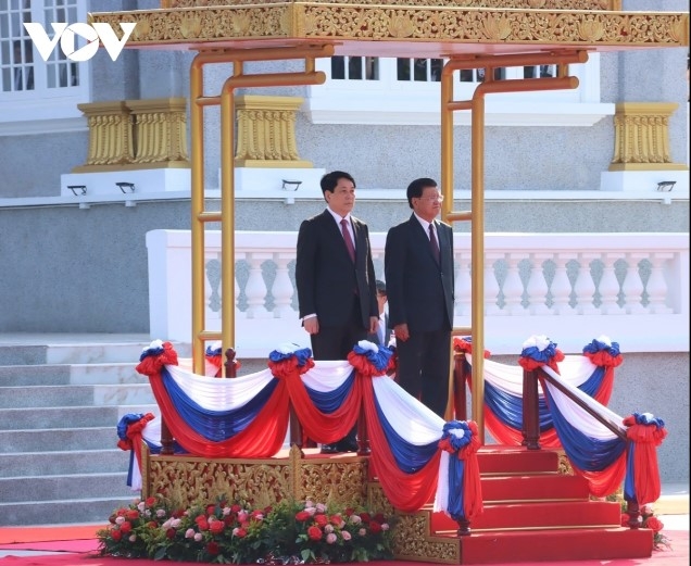 General Secretary of the Lao People's Revolutionary Party (LPRP) Central Committee and President of Laos Thongloun Sisoulith hosts an official welcome ceremony for Vietnamese State President Luong Cuong.