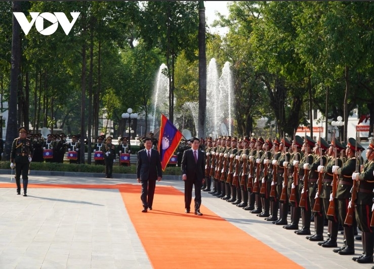 Both leaders review the guards of honour of the Lao People's Army.