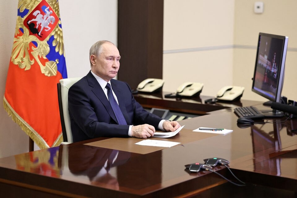 Tổng thống Nga Vladimir Putin nghe báo cáo từ Tổng tham mưu trưởng Valery Gerasimov qua video ngày 26/4/2025. Ảnh: Sputnik