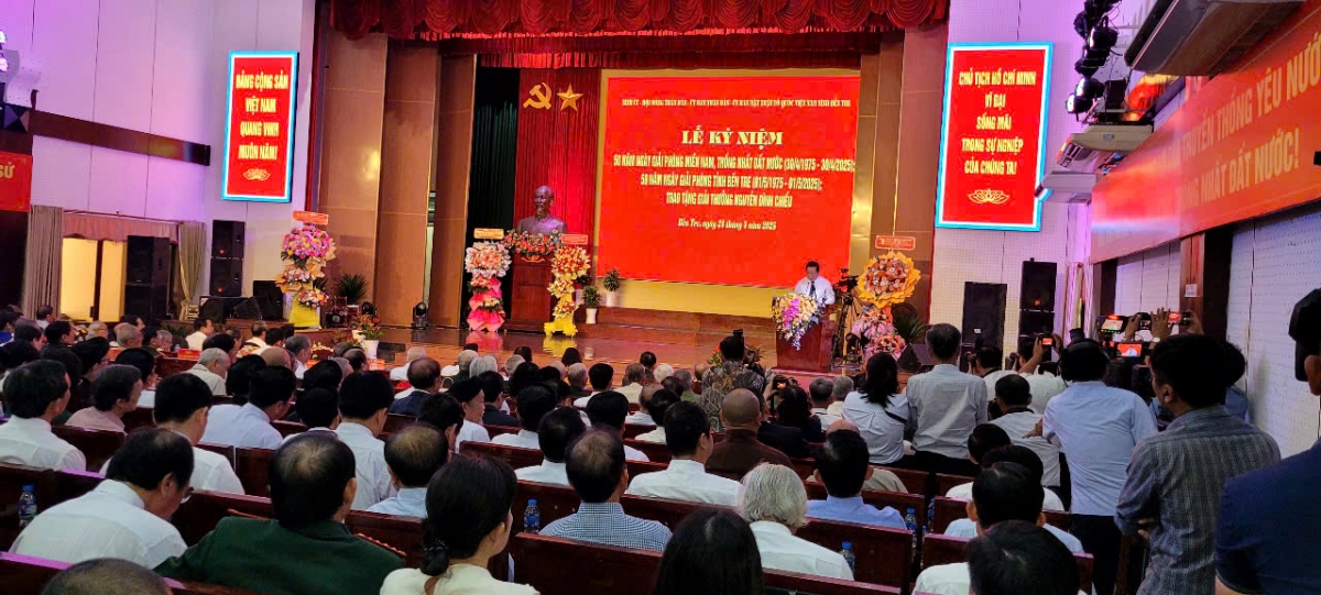 Quang cảnh buổi họp mặt kỉ niệm 50 năm Ngày giải phóng Miền Nam, thống nhất đất nước, kỉ niệm 50 năm Ngày Bến Tre giải phóng