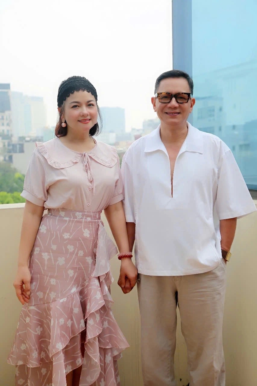 NSND Thu Quế và ông xã là NSƯT Phạm Cường có mặt tại lễ trao kỷ niệm chương Vì sự nghiệp điện ảnh, chào mừng 50 năm Ngày thống nhất đất nước (30/4/1975-30/4/2025) do Hội Điện ảnh Việt Nam tổ chức. Hai nghệ sĩ nắm chặt tay nhau, cười tươi trước ống kính.