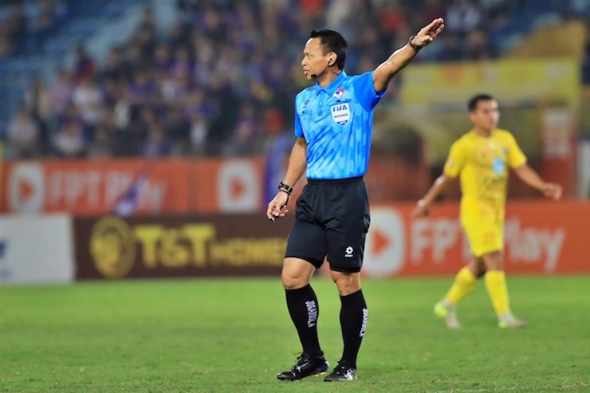 Trọng tài Razlan Joffri Bin Ali tham gia làm nhiệm vụ ở trận cầu đinh vòng 21 V-League 2024/2025.
