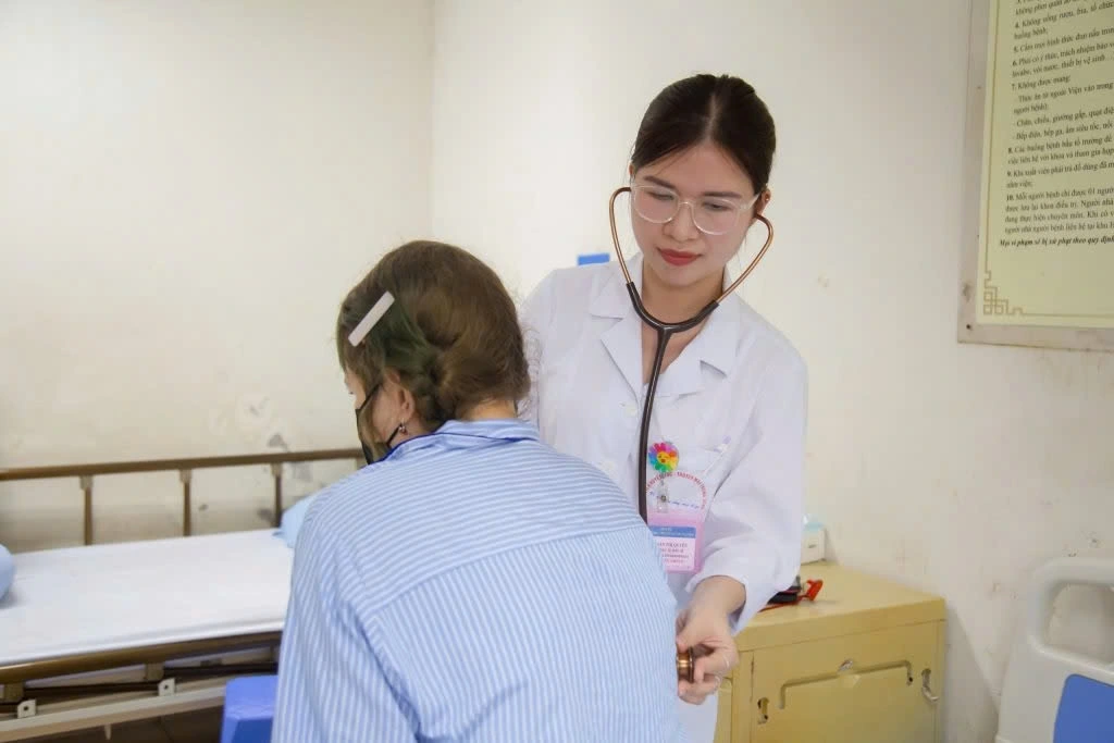 Bác sĩ thăm khám cho người bệnh rối loạn chảy máu tại Trung tâm Hemophilia, Viện Huyết học - Truyền máu TW.