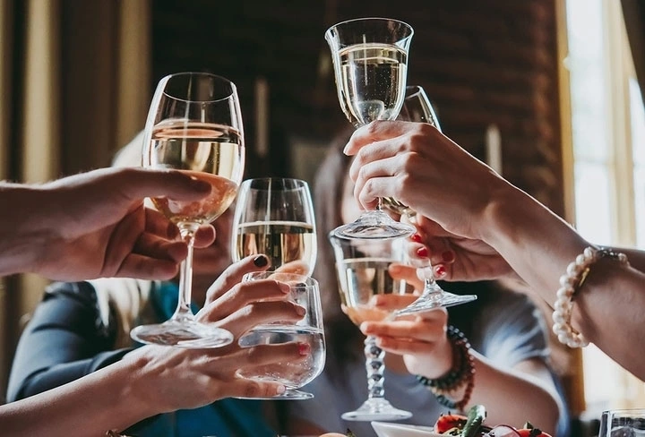 Dù tiêu thụ trong mức khuyến cáo, rượu bia vẫn tiềm ẩn nguy cơ đối với sức khỏe (Ảnh minh hoạ)