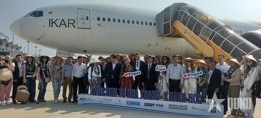 A flight operated by IKAR Airlines carrying 370 passengers arrived at Cam Ranh International Airport in Khanh Hoa province on April 18. (Photo: qdnd.vn)