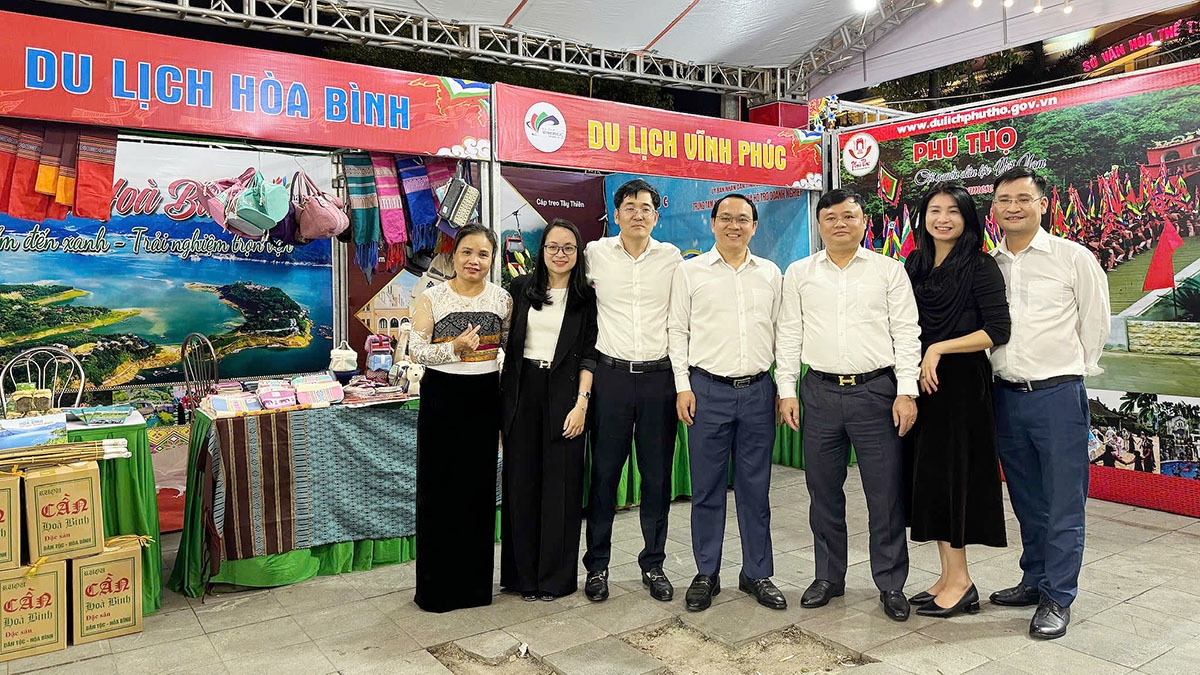Có gần 70 đơn vị, cá nhân là các Trung tâm Thông tin xúc tiến du lịch, doanh nghiệp du lịch, cơ sở sản xuất làng nghề của tỉnh Phú Thọ; nhóm hợp tác 8 tỉnh Tây Bắc mở rộng tham gia Chương trình kích cầu Du lịch năm 2025 “Phú Thọ - Đi để yêu”