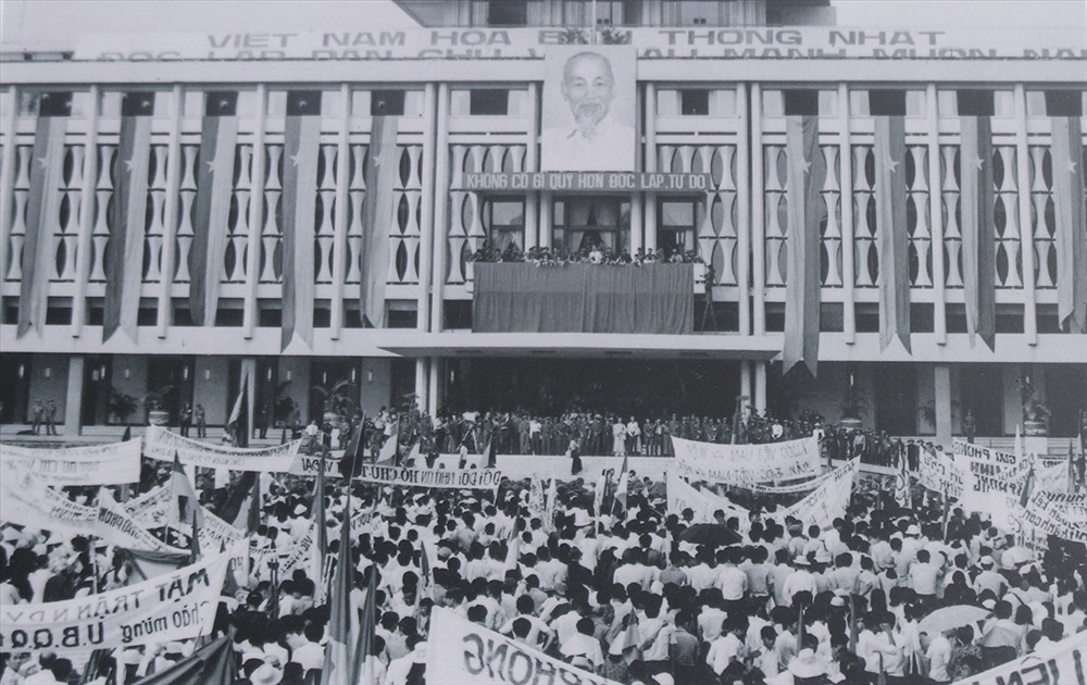 Cuộc mít-tinh chào mừng Ủy ban Quân quản thành phố Sài Gòn ngày 7/5/1975. (Ảnh: TTXVN)