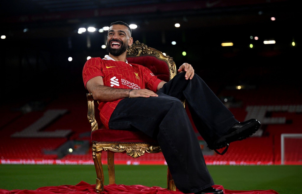 Salah trong buổi gia hạn hợp đồng với Liverpool thêm 2 năm. (Ảnh: Getty).