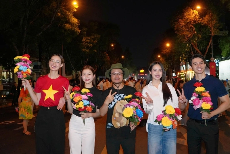 Hoa hậu Bảo Ngọc, Kiều Duy, Huỳnh Thanh Thủy, nam vương Phạm Tuấn Ngọc tập luyện diễn hành kỷ niệm 50 năm thống nhất đất nước.