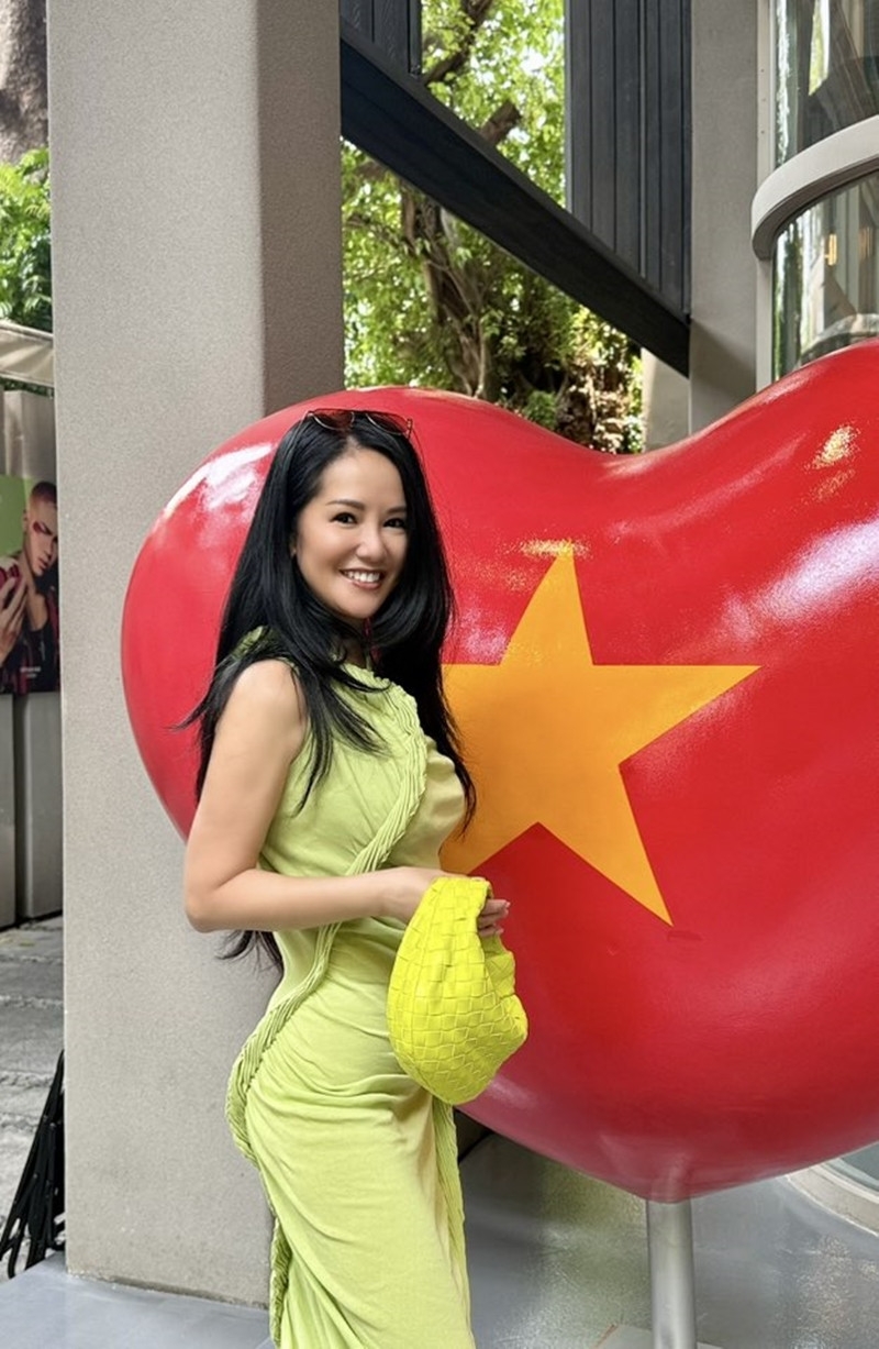 Ca sĩ Hồng Nhung chia sẻ lời bài hát "Mẹ ru" ca ngợi tình mẹ và quê hương Việt Nam. “Mẹ quê hương cho con của hồi môn vô giá, là sức mạnh tinh thần và điều kỳ diệu tạo nên sự khác biệt và sự tự tin, dù có du hành khắp quả đất này, hay là bay cả vào không gian xa xôi”, nữ ca sĩ viết.