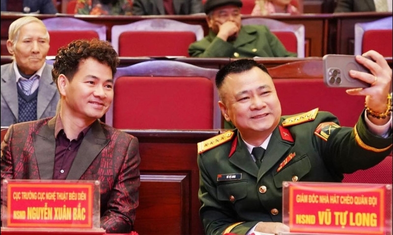 Sao Việt 8/4: NSND Tự Long đăng ảnh chụp cùng NSND Xuân Bắc. Anh tâm sự về 30 năm sự nghiệp, từ những ngày lang thang ở cổng khu văn công Mai Dịch năm 1995 đến năm 2025 khi mỗi người đã có được chỗ đứng riêng.