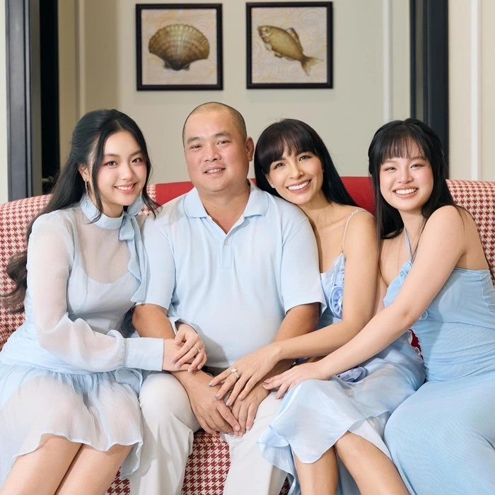 Nhạc sĩ Minh Khang hạnh phúc bên MC Thúy Hạnh và hai con gái.