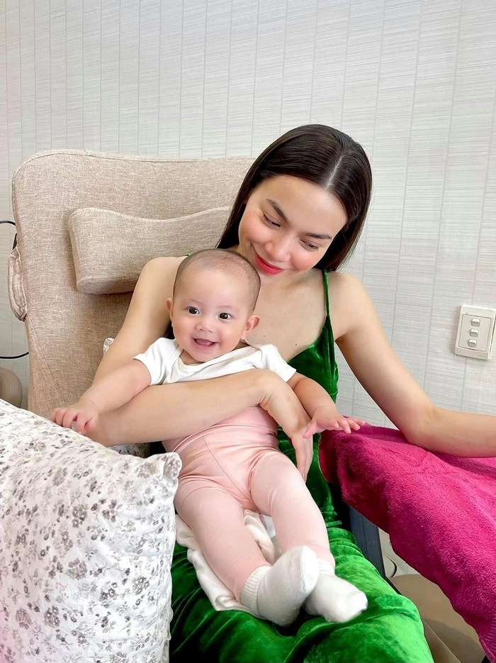 Ca sĩ Hồ Ngọc Hà khoe ảnh bên con gái Lisa, nhớ kỷ niệm 3 năm trước khi thấy con lớn khôn.