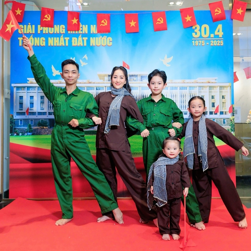 Kiện tướng Khánh Thi - Phan Hiển cùng các con thể hiện lòng tự hào dân tộc.