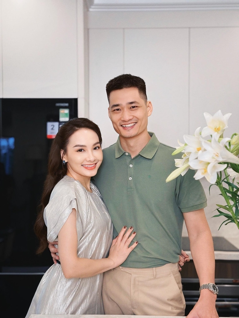 Bảo Thanh hài hước trêu chồng: "Ngoài những lúc menly, mình cũng dịu dàng đấy chứ. Công chúa đúng là có con mắt chọn vợ".