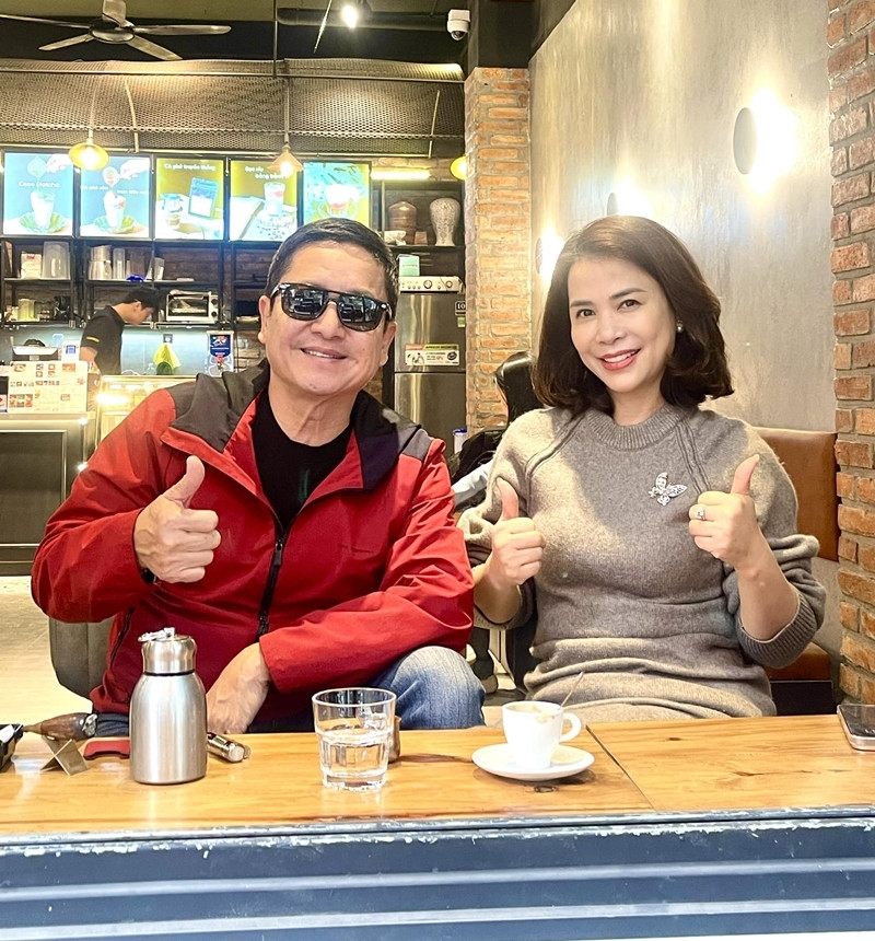 Sao Việt 5/4: NSƯT Chí Trung và bạn gái kém 18 tuổi đi uống cà phê sau khi ra viện. Anh viết: "Sống đơn giản cho đời thanh thản".