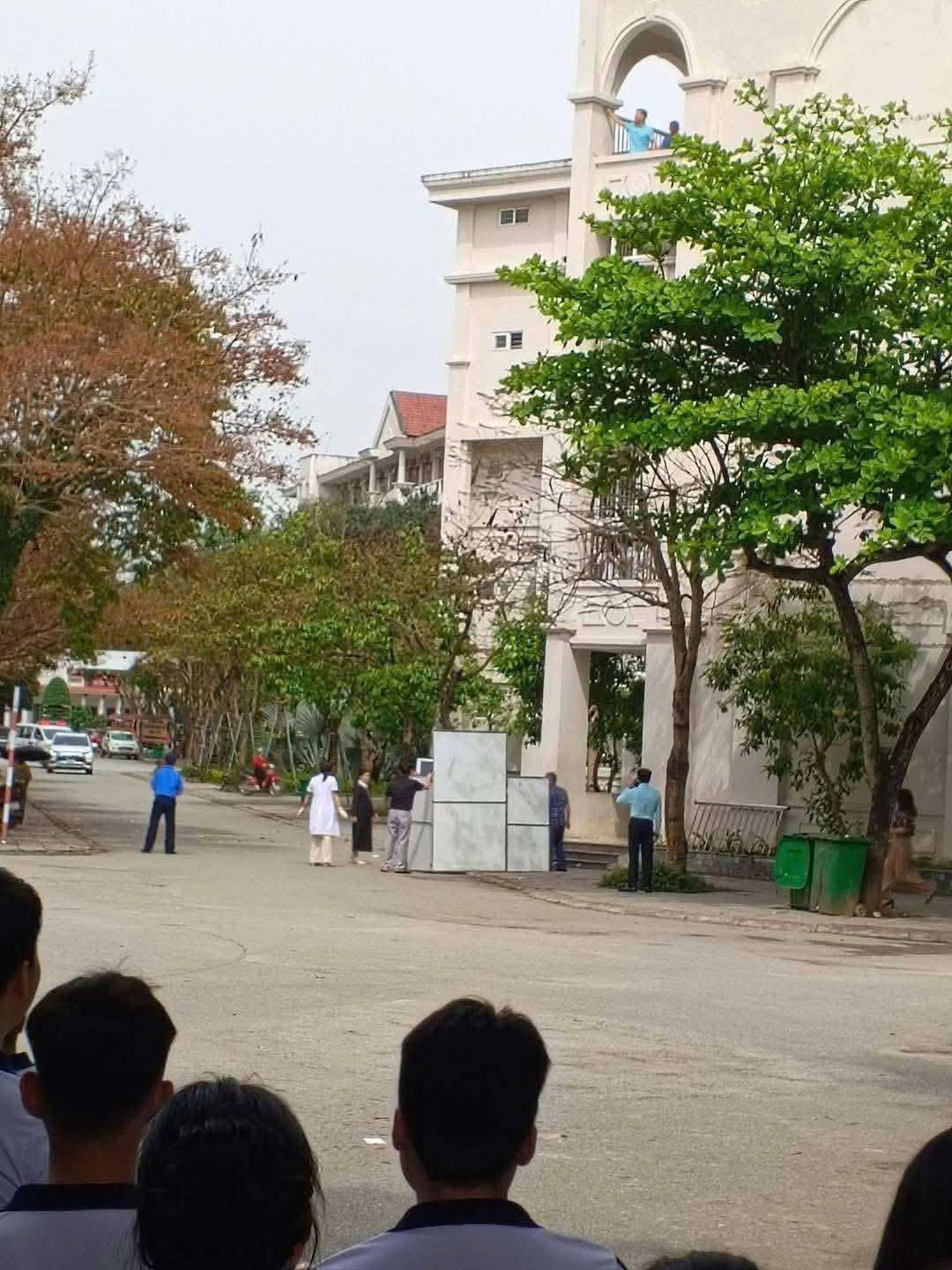 Hiện trường vụ rơi lan tại Trường Phổ thông thực hành sư phạm Đại học Vinh, TP Vinh ( Nghệ An)