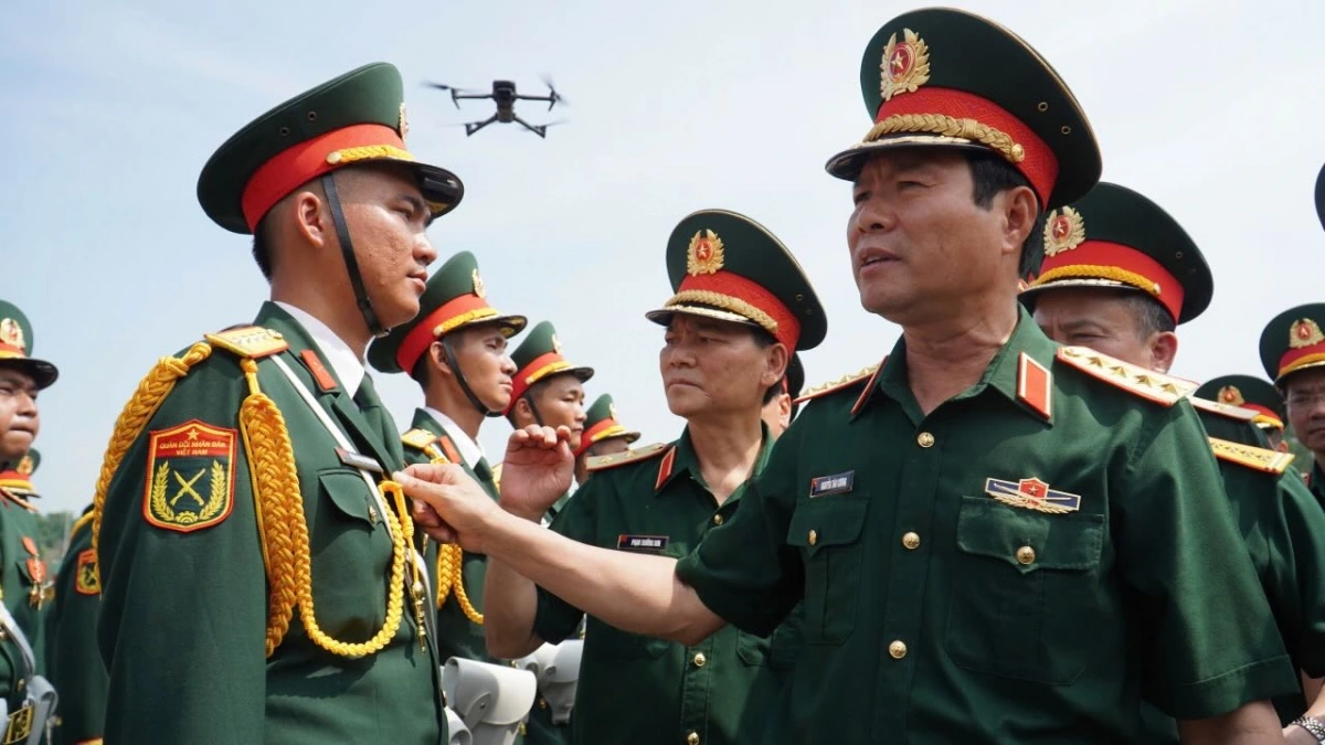 Đại tướng Nguyễn Tân Cương thăm hỏi, động viên các chiến sĩ (Ảnh: A.T)