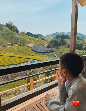 Tăng Thanh Hà chia sẻ vài hình ảnh trong chuyến đi nghỉ cuối tuần cùng gia đình tại một homestay nằm giữa núi đồi xanh mướt. Điều khiến dân mạng “tan chảy” lại chính là một bức ảnh chụp lén cậu út nhà Hà Tăng.