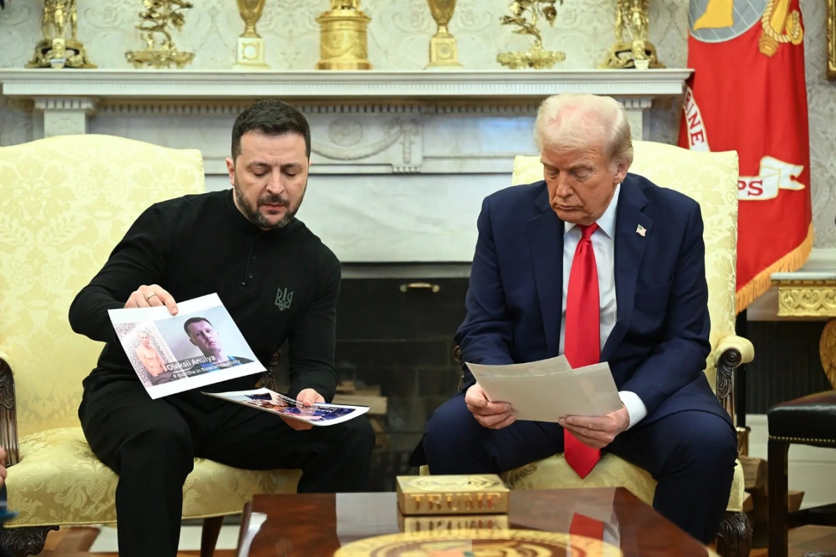 Ông Zelensky trao cho ông Trump một tập tài liệu gồm ảnh các tù binh Ukraine từng bị Nga giam giữ tại phòng Bầu dục vào ngày 28/2. Ảnh: The Time