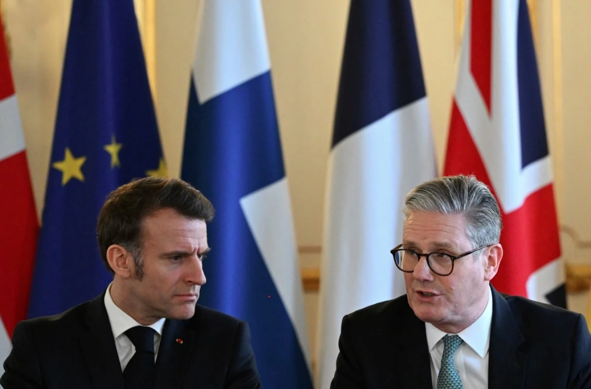 Ông Macron (trái) và ông Starmer (phải). Ảnh: Reuters